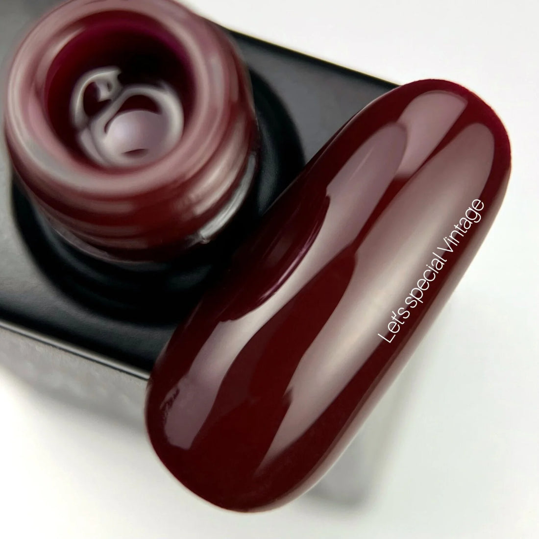 NAILSOFTHEDAY Let's Special Vintage — klassieke bordeauxrode semi-permanente nag