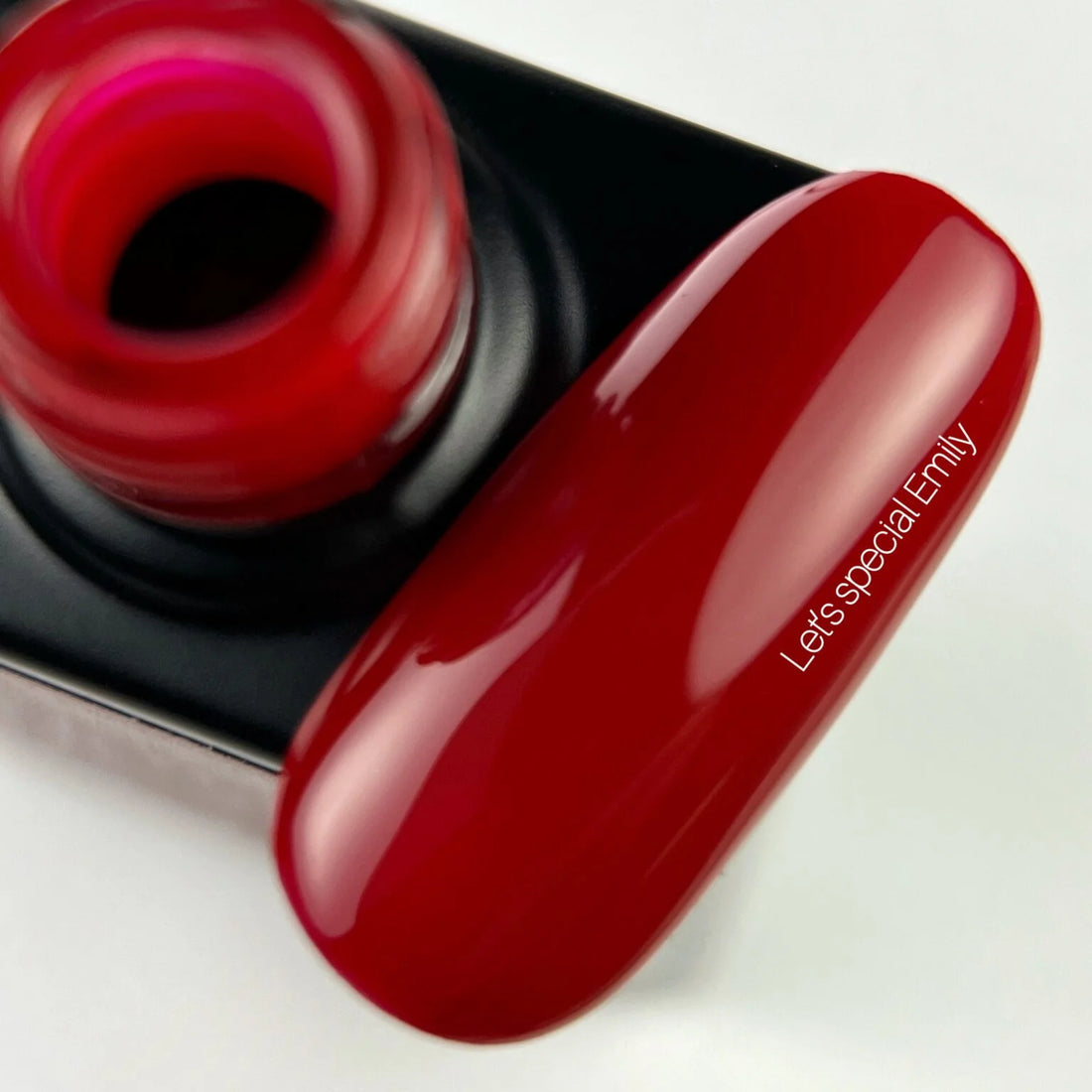 NAILSOFTHEDAY Let's Special Emily — dieprode semi-permanente nagellak, die in éé