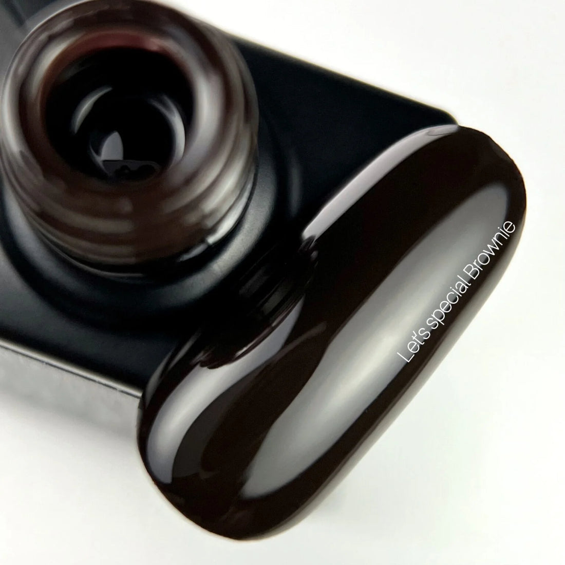 NAILSOFTHEDAY Let's Special Brownie — koude bruine semi-permanente nagellak, die