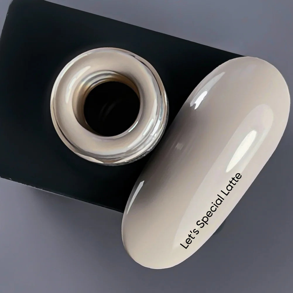 NAILSOFTHEDAY Let's Special Latte — beige-karamel semi-permanente nagellak die e