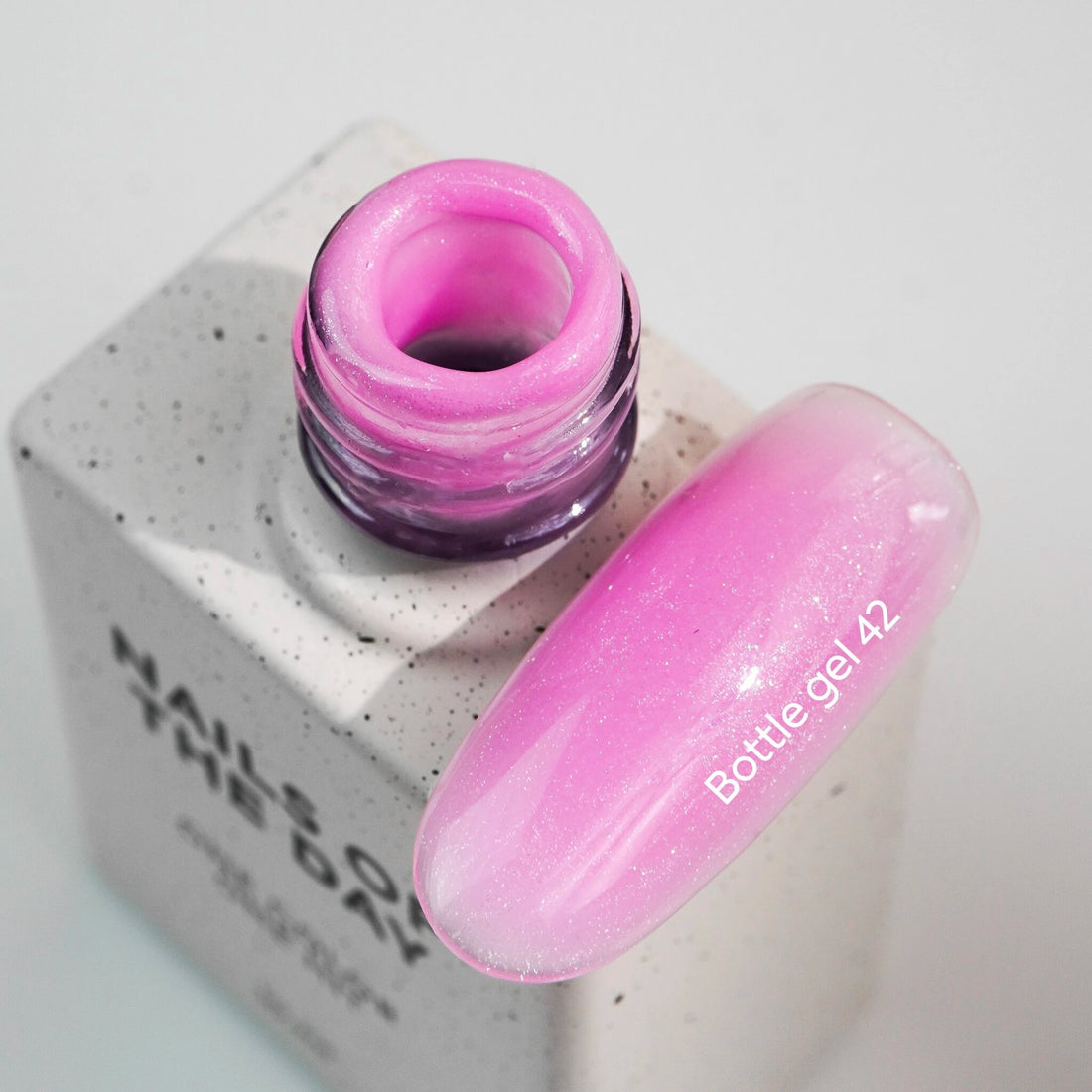 NAILSOFTHEDAY Bottle Gel 42 – roze ultraresistente gel met glanzend effect voor