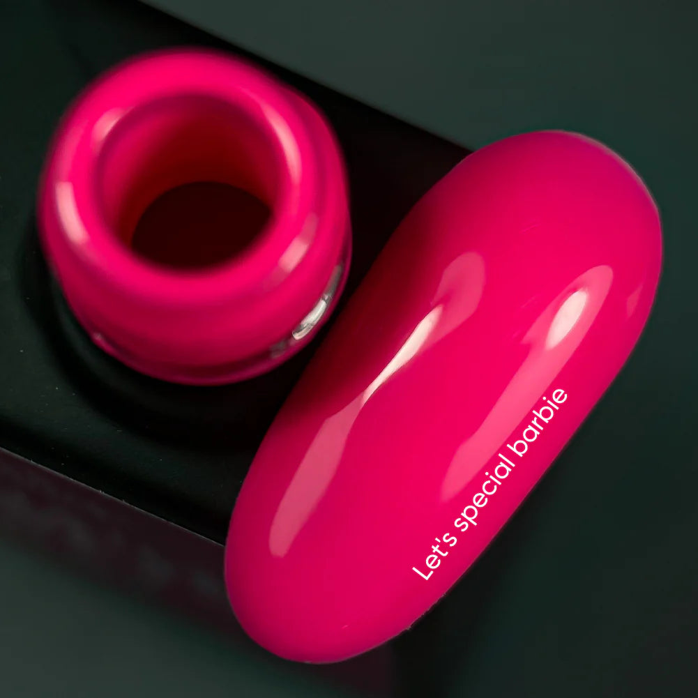 NAILSOFTHEDAY Let's Special Salmon: semi-permanente nagellak speciale zalm overl