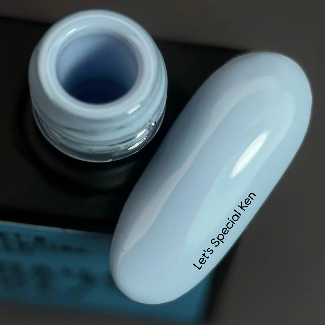 NAILSOFTHEDAY Let's Special Ken: speciale hemelsblauwe semi-permanente nagellak