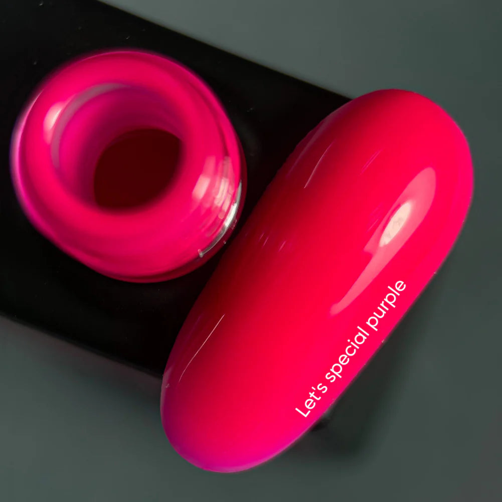 NAILSOFTHEDAY Let's Special Purple: een speciale semi-permanente nagellak in fel